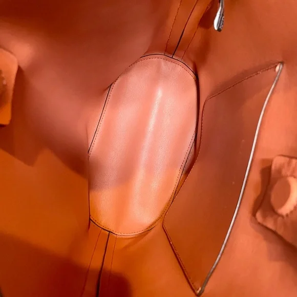 Donna Karan Adan Bucket Bag 100% Leather Pockets & Interior w/ Adjustable Strap - Picture 8 of 13